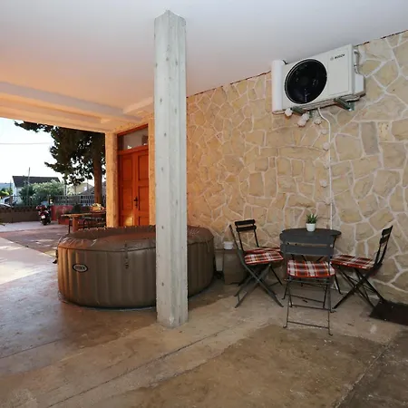 Apartment Fraj With Jacuzzi